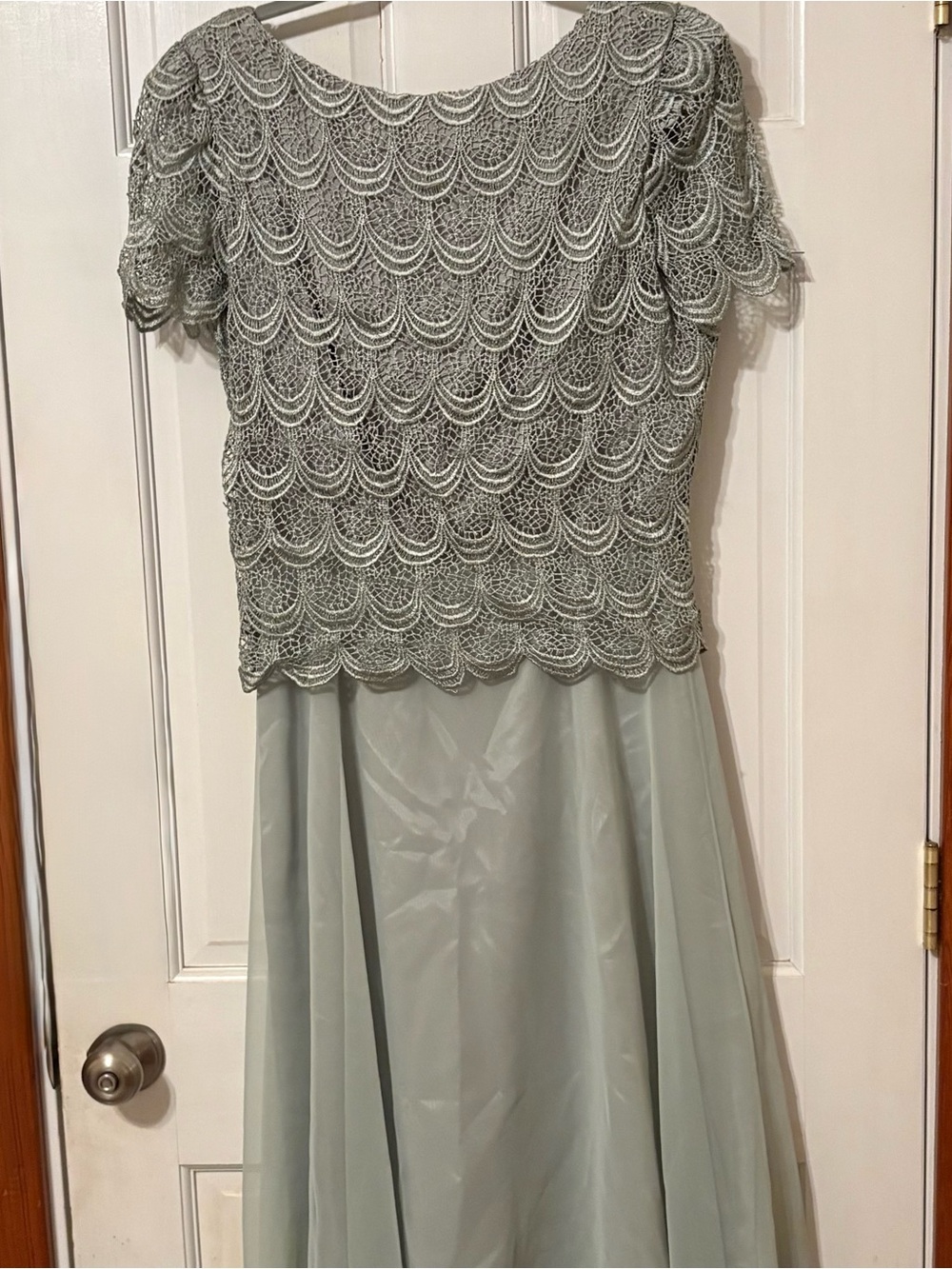 After Dark Sage Green Lace Overlay Evening Dress size 7-8